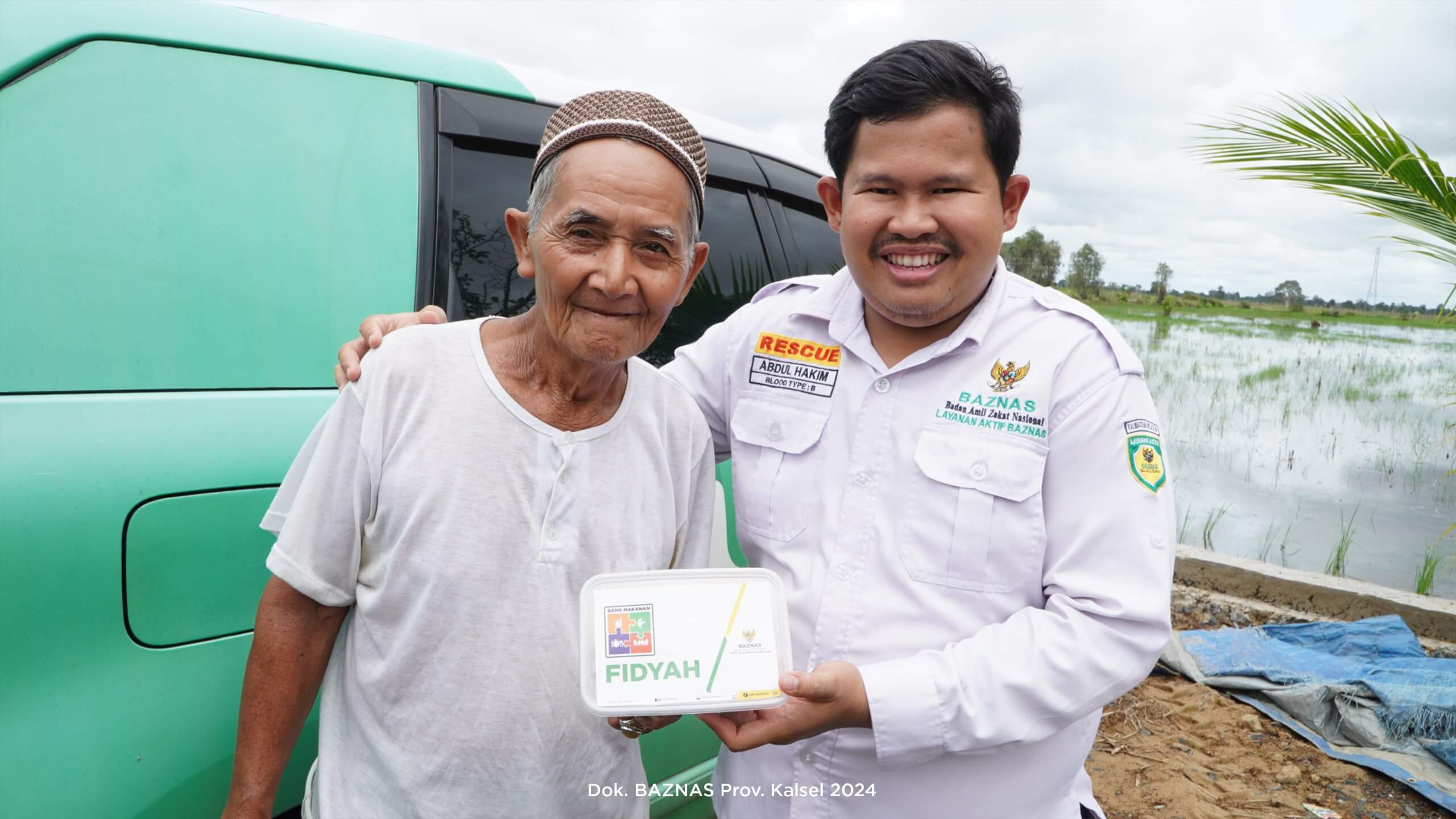 Kai Suhirman Saat Menerima Hidangan Fidyah Dari BAZNAS Kalsel