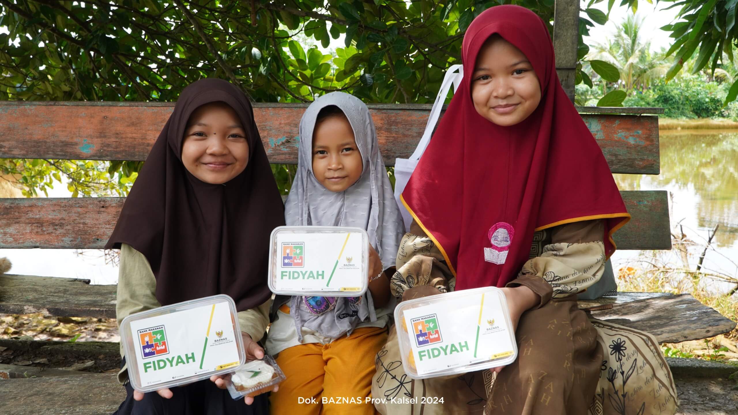 Senyum Bahagia 3 Anak Kecil Dari Desa Anjir Pasar Saat Mendapatkan Hidangan Fidyah Dari BAZNAS Kalsel